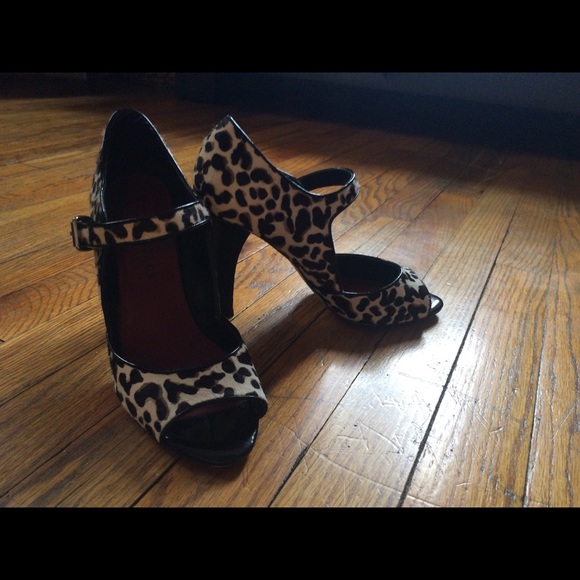 Beautiful Leopard Print Heels - Picture 2 of 6